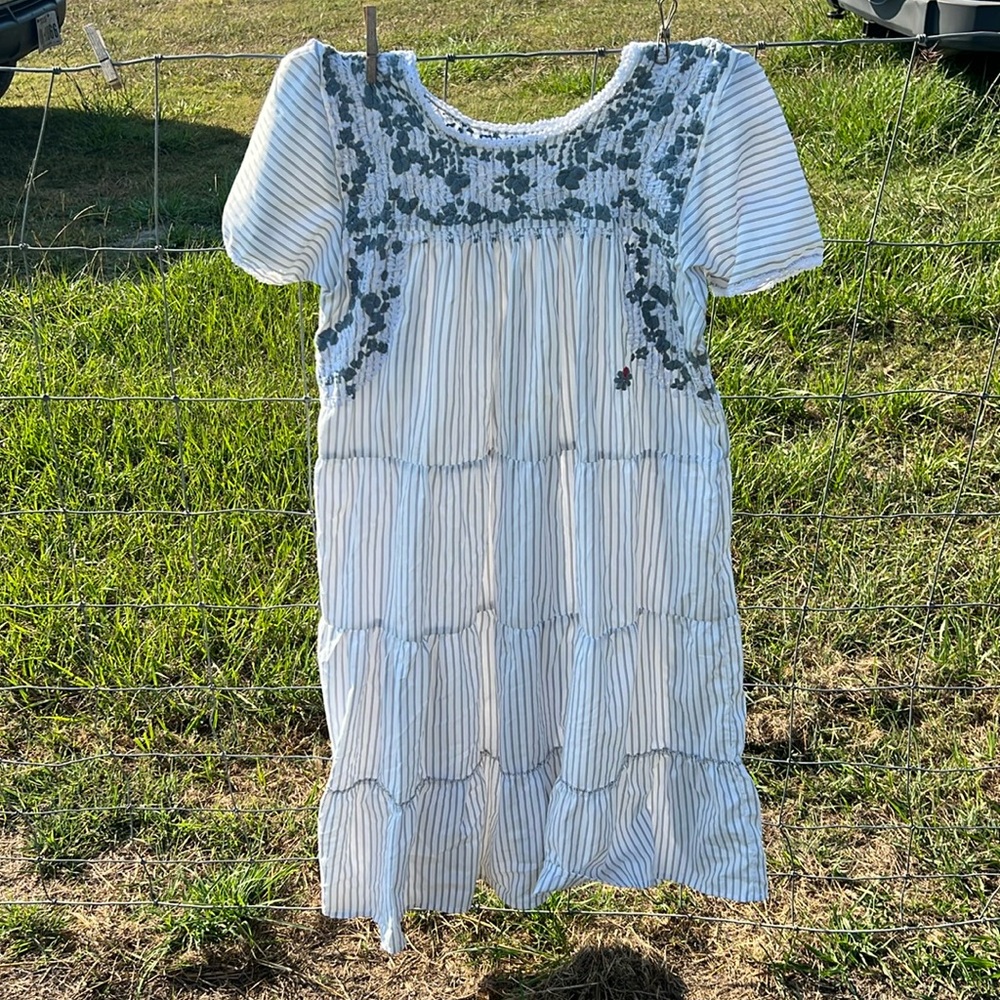 Not tagged embroidery dress